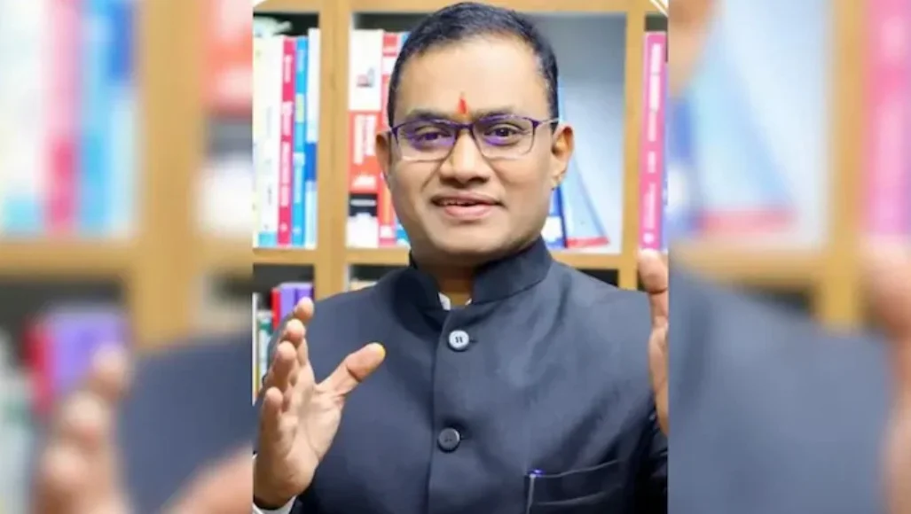 साइकिल से ट्यूशन पढ़ाने वाला शिक्षक कैसे बना महाराष्ट्र का बड़ा कोचिंग चेहरा? अब NEET जांच में नाम आने से मचा हड़कंप