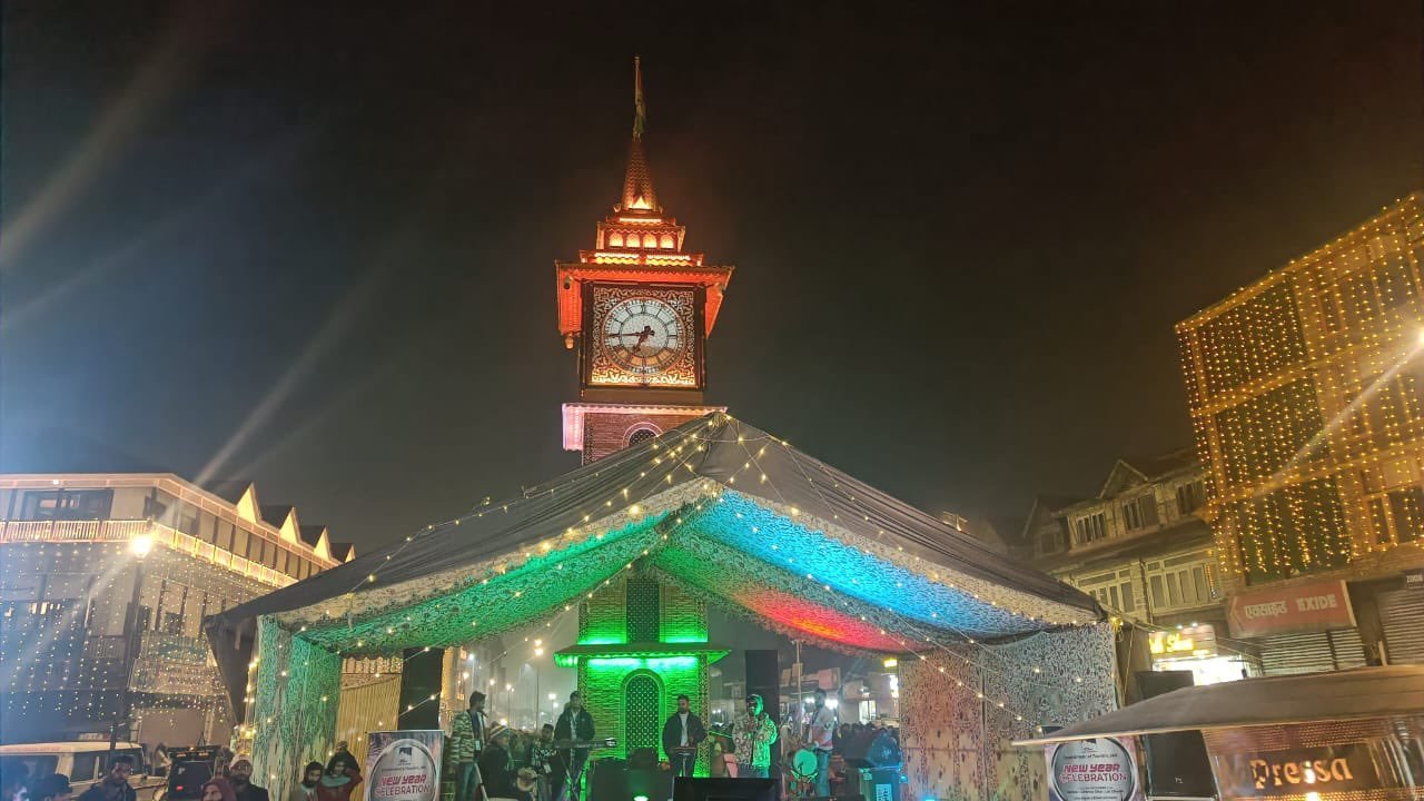 श्रीनगर के लाल चौक में उमड़ी लोगों की भीड़, अंग्रेजी नव वर्ष का मनाया गया उत्सव श्रीनगर के लाल चौक में उमड़ी लोगों की भीड़, अंग्रेजी नव वर्ष का मनाया गया उत्सव