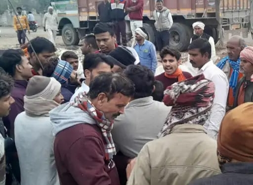 MP News: भिंड के पशु हाट बाजार में ऐसा क्या हुआ कि किसानों ने युवक को दौड़ा-दौड़ाकर पीटा ,जानिए MP News: भिंड के पशु हाट बाजार में ऐसा क्या हुआ कि किसानों ने युवक को दौड़ा-दौड़ाकर पीटा ,जानिए