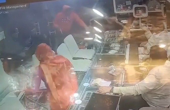 मुरैना में कट्टा दिखाकर ज्वेलरी शॉप से 6 लाख से अधिक कैश लेकर नकाबपोश बदमाश हुए फरार , देखें वीडियो मुरैना में कट्टा दिखाकर ज्वेलरी शॉप से 6 लाख से अधिक कैश लेकर नकाबपोश बदमाश हुए फरार , देखें वीडियो