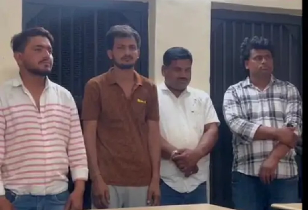 Gwalior News: हाईवे पर बर्थडे पार्टी करते हुए चार लोगों को पुलिस ने पकड़ा, कार की डिग्गी खोली तो पुलिस भी रह गई हैरान Gwalior News: हाईवे पर बर्थडे पार्टी करते हुए चार लोगों को पुलिस ने पकड़ा, कार की डिग्गी खोली तो पुलिस भी रह गई हैरान
