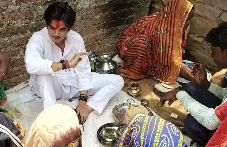 Shivpuri News: आदिवासी परिवार के यहां महाआर्यमन सिंधिया ने खाई चूल्हे की रोटी , बोले – मुझे बहुत पसंद है , देखें वीडियो