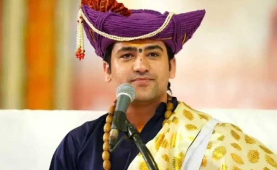 इंदौर में पंडित धीरेंद्र शास्त्री से मिलने की जिद कर रही महिला ने काटी हाथ की नस , जानिए पूरा मामला इंदौर में पंडित धीरेंद्र शास्त्री से मिलने की जिद कर रही महिला ने काटी हाथ की नस , जानिए पूरा मामला