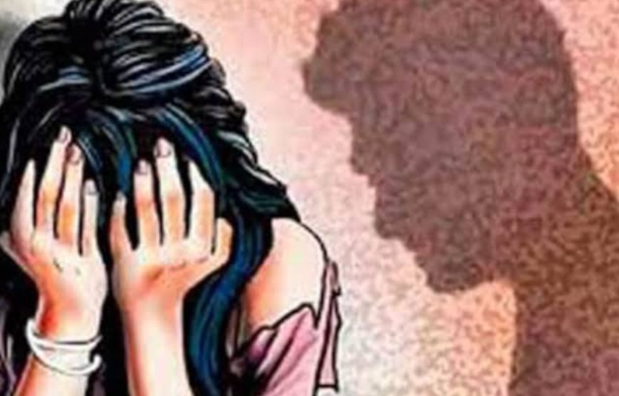 ग्वालियर में मकान मालिक के भतीजे ने ब्लैकमेल कर 3 साल तक युवती के साथ किया दुष्कर्म, जानिए पूरा मामला ग्वालियर में मकान मालिक के भतीजे ने ब्लैकमेल कर 3 साल तक युवती के साथ किया दुष्कर्म, जानिए पूरा मामला