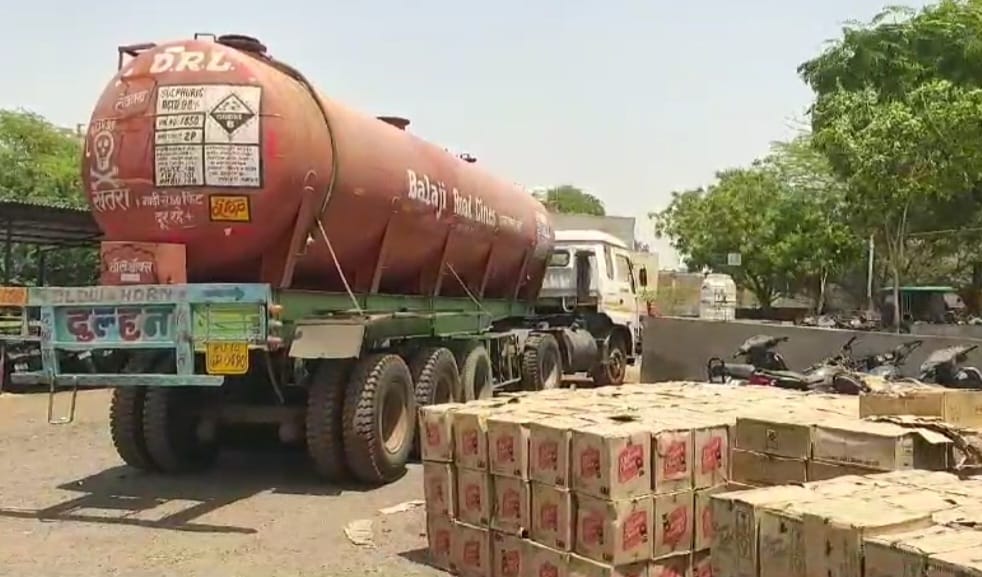 Gwalior News: गजब! शराब तस्करी का अनोखा तरीका, सल्फ्यूरिक एसिड सप्लाई करने वाले टैंकर को पुलिस ने खोला तो सभी रह गए हैरान Gwalior News: गजब! शराब तस्करी का अनोखा तरीका, सल्फ्यूरिक एसिड सप्लाई करने वाले टैंकर को पुलिस ने खोला तो सभी रह गए हैरान