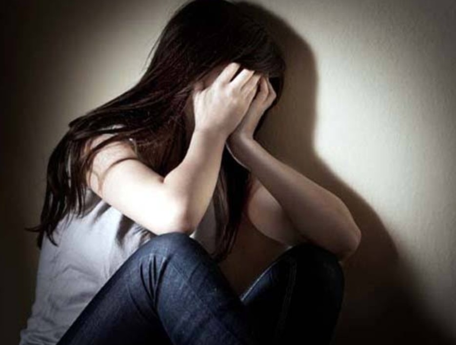 मुरैना में 9 साल की बच्ची के साथ युवक ने खेत में किया रेप, ICU में चल रहा मासूम का इलाज मुरैना में 9 साल की बच्ची के साथ युवक ने खेत में किया रेप, ICU में चल रहा मासूम का इलाज