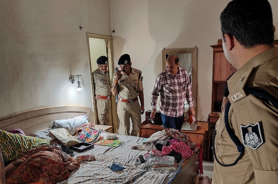 ग्वालियर में डबल मर्डर, मां और बेटी की गला दबाकर हत्या, मौके पर पहुंचे पुलिस अधिकारी, देखें वीडियो