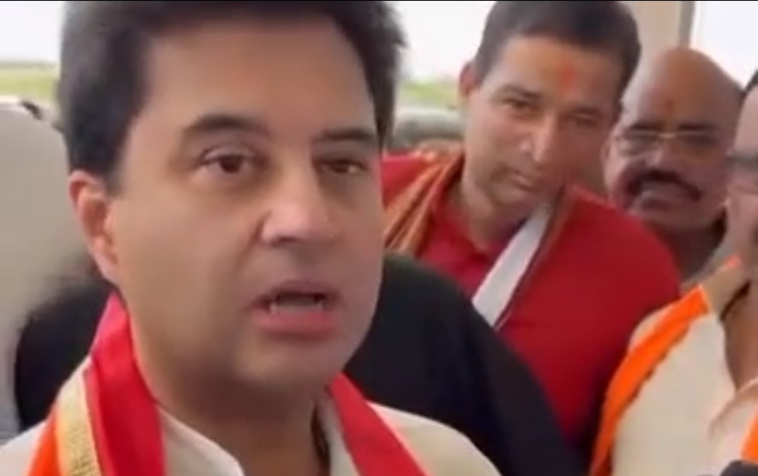 ग्वालियर पहुंचे केंद्रीय मंत्री सिंधिया, 6 अक्टूबर को होने वाले क्रिकेट मैच को लेकर कह दी ये बड़ी बात, देखें क्या बोले ग्वालियर पहुंचे केंद्रीय मंत्री सिंधिया, 6 अक्टूबर को होने वाले क्रिकेट मैच को लेकर कह दी ये बड़ी बात, देखें क्या बोले