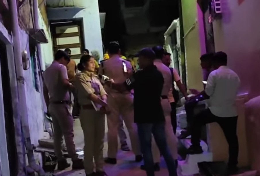 ग्वालियर के रविदास नगर में चाकू मारकर ससुर और देवर ने महिला को उतार दिया मौत के घाट, पुलिस जांच में जुटी ग्वालियर के रविदास नगर में चाकू मारकर ससुर और देवर ने महिला को उतार दिया मौत के घाट, पुलिस जांच में जुटी