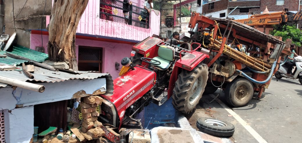 ग्वालियर में हादसा, लक्ष्मण तलैया की घाटी पर अनियंत्रित हुआ ट्रैक्टर घर तोड़कर अंदर घुसा, महिला गंभीर घायल ग्वालियर में हादसा, लक्ष्मण तलैया की घाटी पर अनियंत्रित हुआ ट्रैक्टर घर तोड़कर अंदर घुसा, महिला गंभीर घायल