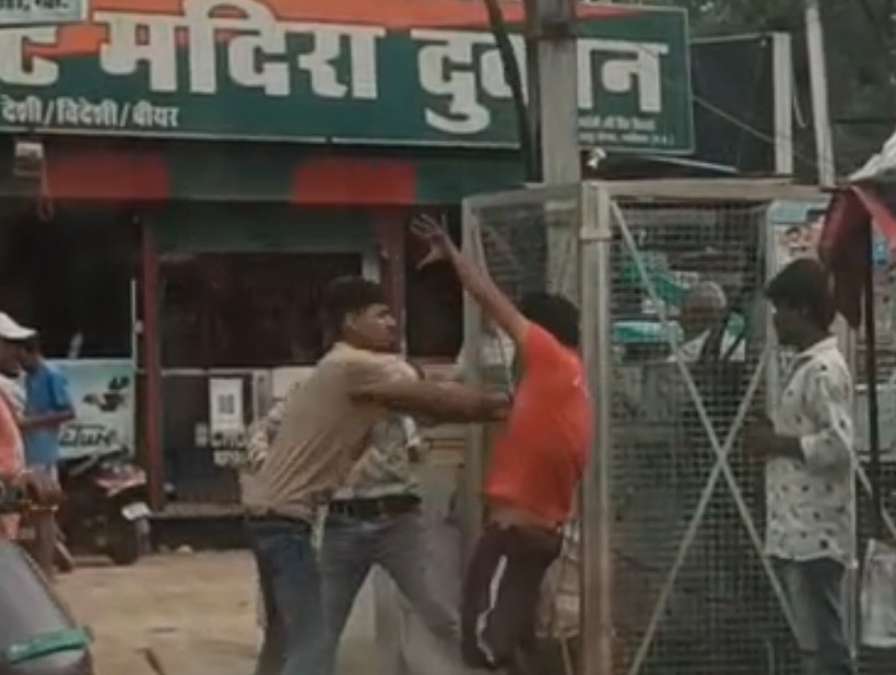ग्वालियर का बहोड़ापुर तिराहा बन गया है शराबियों का अड्डा, कलारी के बाहर जमकर हुई मारपीट ग्वालियर का बहोड़ापुर तिराहा बन गया है शराबियों का अड्डा, कलारी के बाहर जमकर हुई मारपीट