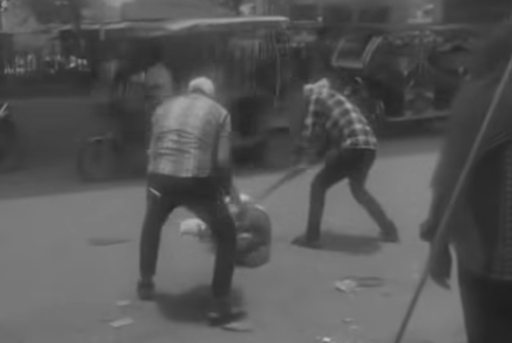 मुरैना में बदमाशों का आतंक, बेटी से छेड़छाड़ का विरोध किया तो बेहोश होने तक पिता को पीटा पैरों को पत्थर से कुचला मुरैना में बदमाशों का आतंक, बेटी से छेड़छाड़ का विरोध किया तो बेहोश होने तक पिता को पीटा पैरों को पत्थर से कुचला