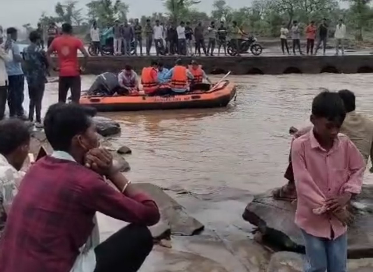 हाथ नहीं छोड़ना साथ नहीं छोड़ना, नदी में बह गए सगे भाई, आखरी सांस तक पकड़े रहे एक दूसरे का हाथ, हर आंख हुई नम हाथ नहीं छोड़ना साथ नहीं छोड़ना, नदी में बह गए सगे भाई, आखरी सांस तक पकड़े रहे एक दूसरे का हाथ, हर आंख हुई नम