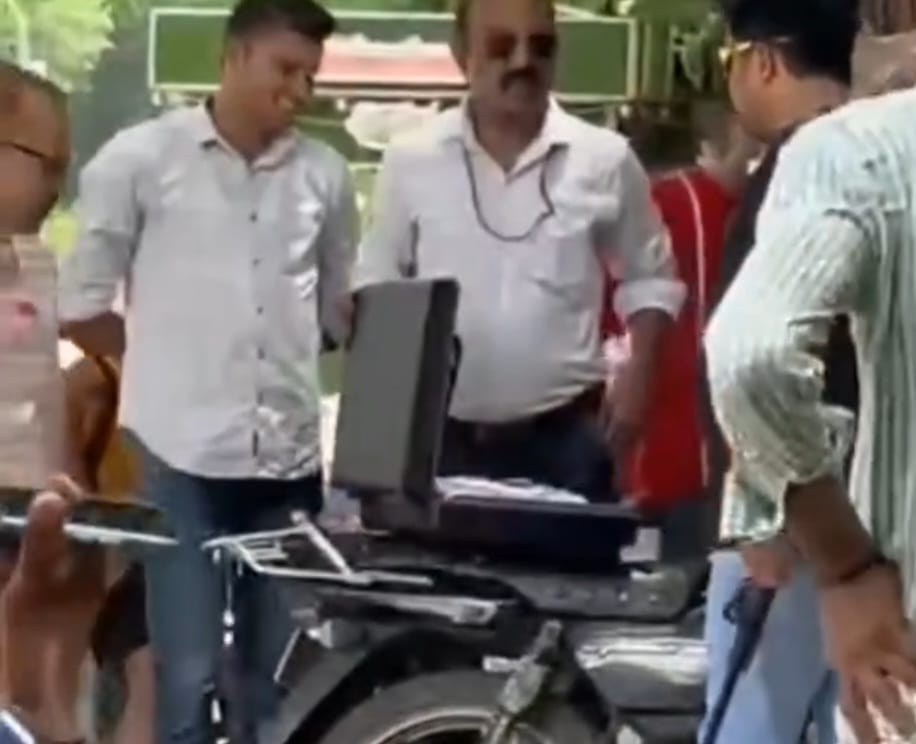 ग्वालियर में पड़े सूटकेस में बम की अफवाह पर पहुंची BDS, जानिए ऐसा क्या निकला कि अधिकारी भी नहीं रोक पाए हंसी, देखें VEDIO ग्वालियर में पड़े सूटकेस में बम की अफवाह पर पहुंची BDS, जानिए ऐसा क्या निकला कि अधिकारी भी नहीं रोक पाए हंसी, देखें VEDIO