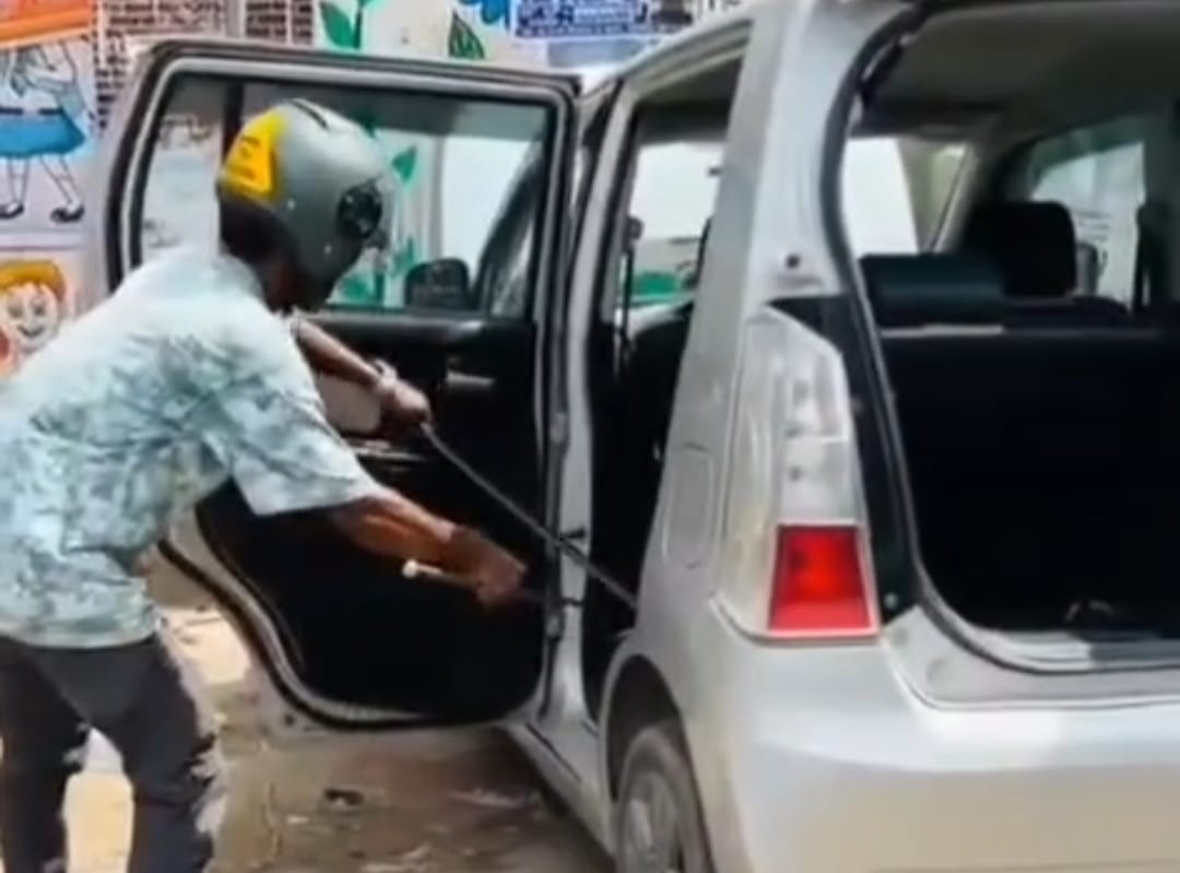 ग्वालियर में कार में छुपकर बैठ गया था सांप, फिर जो हुआ ग्वालियर में कार में छुपकर बैठ गया था सांप, फिर जो हुआ
