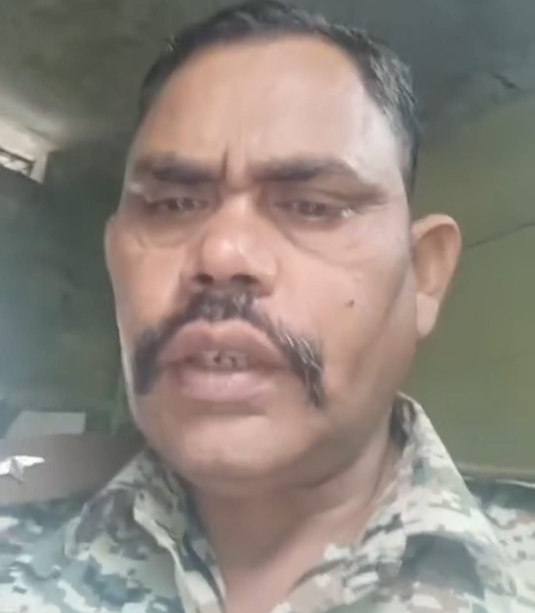 ASI ने किया सुसाइड, वीडियो में कहा रेत माफिया देता है धमकी, दो थाना प्रभारियों पर भी लगाए गंभीर आरोप, देखें वीडियो ASI ने किया सुसाइड, वीडियो में कहा रेत माफिया देता है धमकी, दो थाना प्रभारियों पर भी लगाए गंभीर आरोप, देखें वीडियो