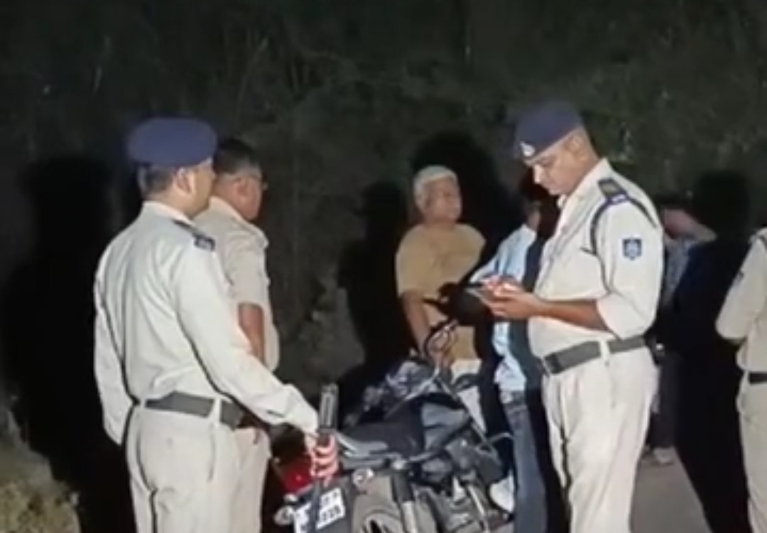 ग्वालियर में नशे में बाइक चलाना युवक को पड़ गया महंगा, 13 हजार रुपए से ज्यादा का कट गया चालान ग्वालियर में नशे में बाइक चलाना युवक को पड़ गया महंगा, 13 हजार रुपए से ज्यादा का कट गया चालान
