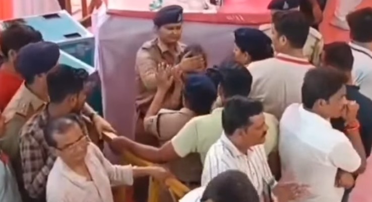 ग्वालियर में मुख्यमंत्री के कार्यक्रम में ऐसा क्या हुआ कि भूरी ने दुखी होकर बेरिकेड्स में दे मारा सिर, देखें वीडियो ग्वालियर में मुख्यमंत्री के कार्यक्रम में ऐसा क्या हुआ कि भूरी ने दुखी होकर बेरिकेड्स में दे मारा सिर, देखें वीडियो