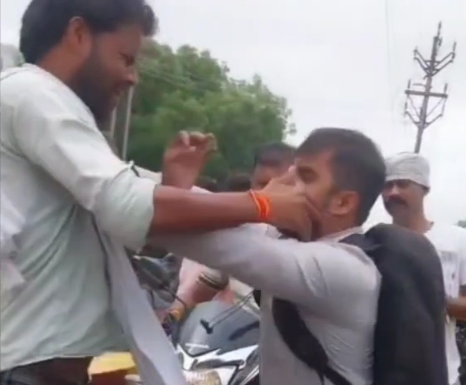 ग्वालियर में बीच सड़क पर बाइक सवार युवक और ई रिक्शा चालक के बीच हुई जमकर मारपीट ग्वालियर में बीच सड़क पर बाइक सवार युवक और ई रिक्शा चालक के बीच हुई जमकर मारपीट