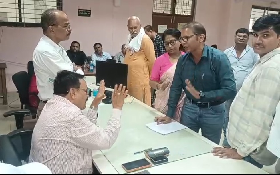 आदमी जब परेशान होता है तो चिल्लाता है सर ,ग्वालियर कलेक्ट्रेट में अधिकारियों के सामने बुजुर्ग दंपत्ति ने क्यों किया हंगामा, जानिए