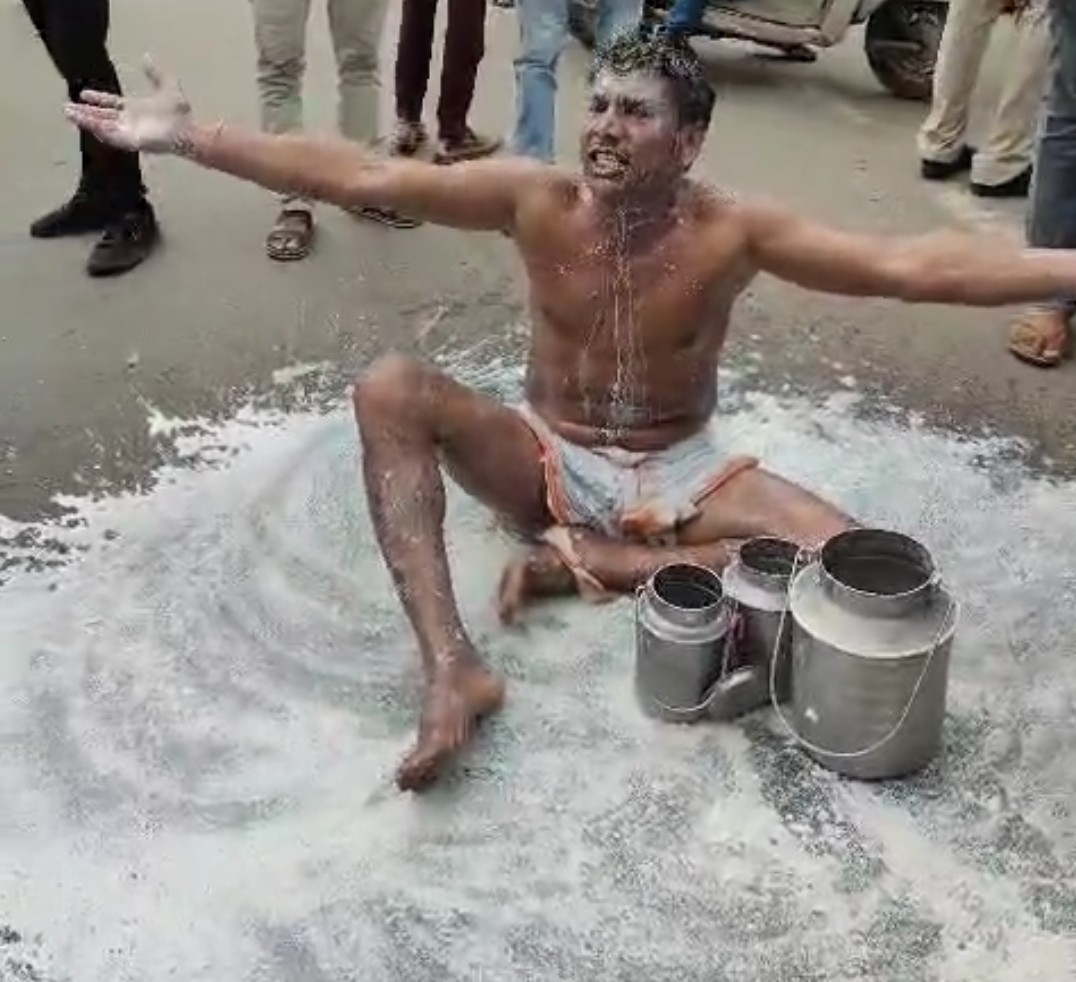 ग्वालियर में सड़क पर दूधिया ने किया जमकर हंगामा, फेंक दिया दूध, जानिए किस बात से था नाराज, देखें वीडियो ग्वालियर में सड़क पर दूधिया ने किया जमकर हंगामा, फेंक दिया दूध, जानिए किस बात से था नाराज, देखें वीडियो