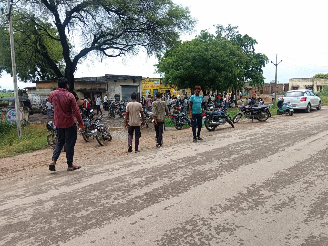 प्रशासन सोया, किसान रोया: दतिया के छीकाऊं सोसाइटी पर घंटों लाइन में खड़े किसान बेहाल