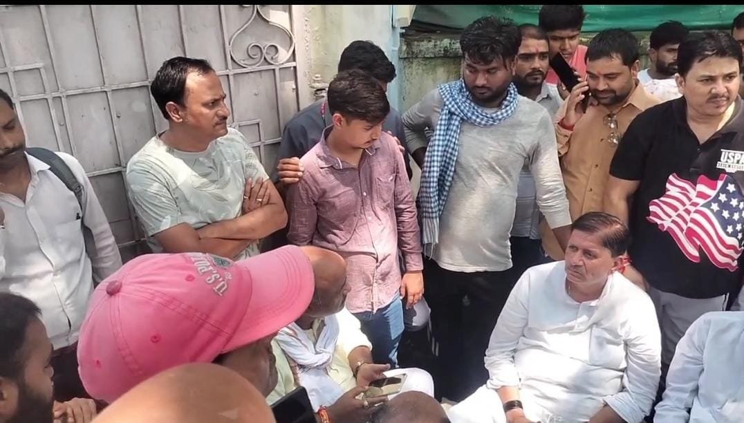 भाजपा विधायक का प्रशासन पर हमला: बंगले पर धरना, भ्रष्टाचार और दलाली के आरोपों से हिल उठा भिण्ड! भाजपा विधायक का प्रशासन पर हमला: बंगले पर धरना, भ्रष्टाचार और दलाली के आरोपों से हिल उठा भिण्ड!