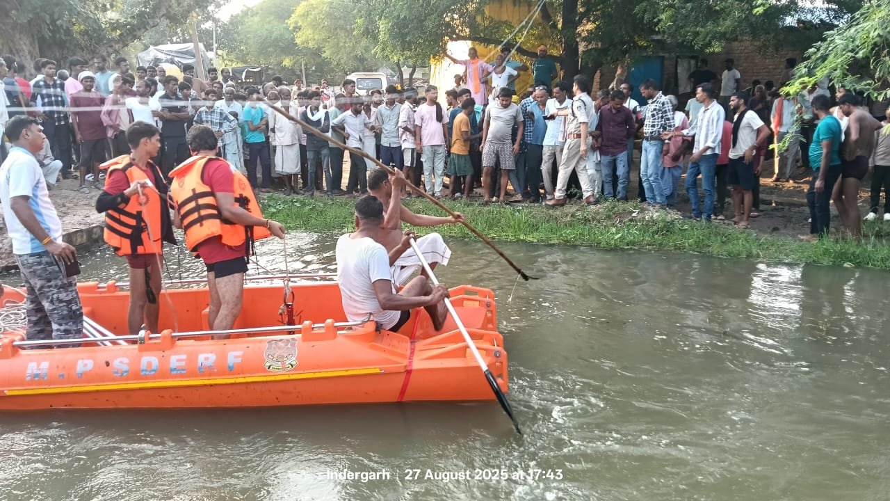 दतिया हादसा: तालाब में डूबी दो मासूमों में से एक का शव मिला, दूसरी की तलाश जारी दतिया हादसा: तालाब में डूबी दो मासूमों में से एक का शव मिला, दूसरी की तलाश जारी