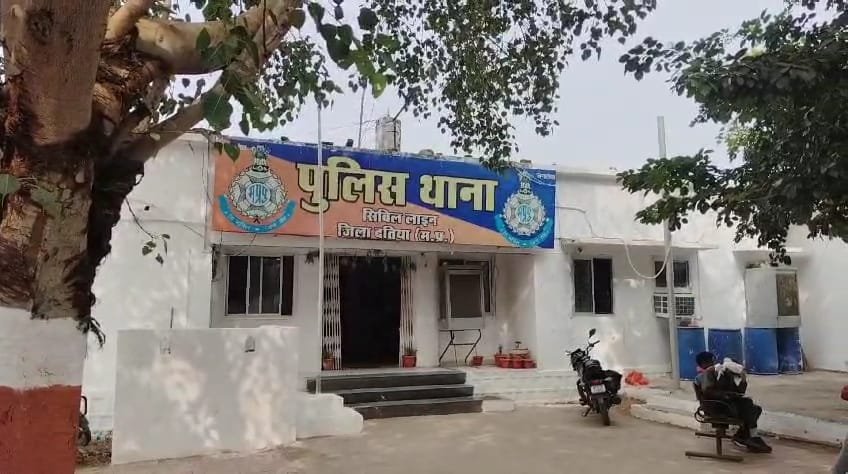 दतिया पुलिस की बड़ी कार्रवाई, हत्या के प्रयास का आरोपी नाबालिग चढ़ा हत्थे दतिया पुलिस की बड़ी कार्रवाई, हत्या के प्रयास का आरोपी नाबालिग चढ़ा हत्थे