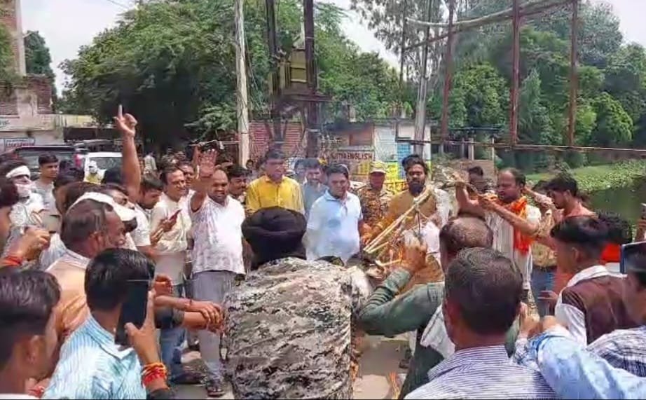 भिण्ड में सियासी आग: पूर्व मंत्री राकेश चौधरी का पुतला जलाया, पुलिस रही अलर्ट, जानिए पूरा मामला