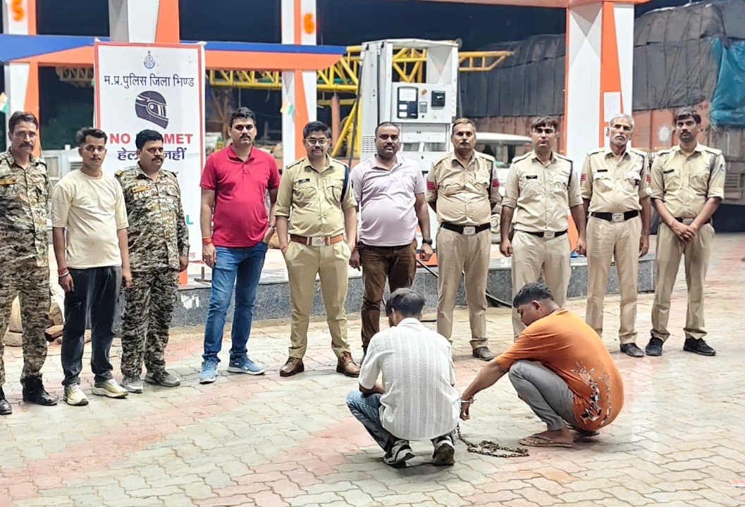 16 घंटे में बड़ा खुलासा: भिंड में पेट्रोल पंप विवाद के बाद गोली चलाने वाले आरोपी दबोचे गए 16 घंटे में बड़ा खुलासा: भिंड में पेट्रोल पंप विवाद के बाद गोली चलाने वाले आरोपी दबोचे गए