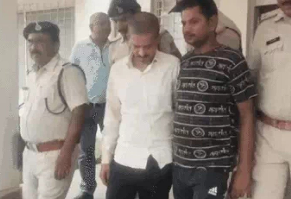 इंदौर के ASI का खौफनाक खेल: ग्वालियर जेल से पैरोल पर छूटे भाई की हत्या की साजिश, नाबालिग लड़की का इस्तेमाल और विदेश फरार इंदौर के ASI का खौफनाक खेल: ग्वालियर जेल से पैरोल पर छूटे भाई की हत्या की साजिश, नाबालिग लड़की का इस्तेमाल और विदेश फरार