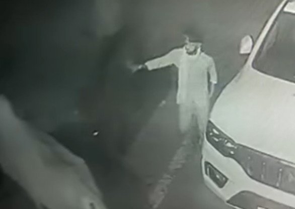 ग्वालियर में कैला देवी मंदिर के बाहर गाय चोरी,बछड़ा भूख से तड़प रहा, पुजारी ने रखा ₹5000 इनाम ग्वालियर में कैला देवी मंदिर के बाहर गाय चोरी,बछड़ा भूख से तड़प रहा, पुजारी ने रखा ₹5000 इनाम