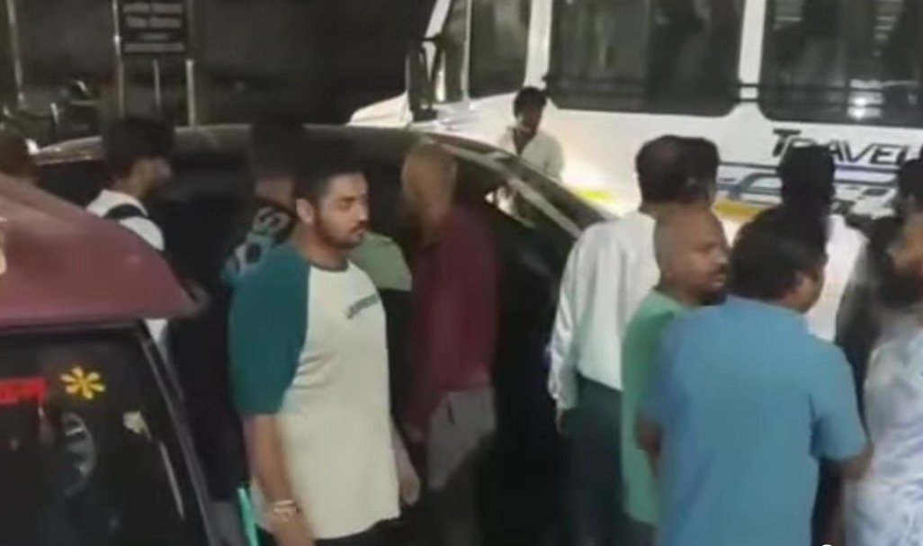 ग्वालियर में तेज रफ्तार कार ने मां-बेटी को रौंदा, दोनों गंभीर हालत में अस्पताल में भर्ती ग्वालियर में तेज रफ्तार कार ने मां-बेटी को रौंदा, दोनों गंभीर हालत में अस्पताल में भर्ती