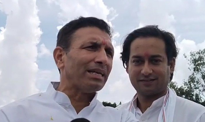 गुना में पटवारी का सिंधिया पर जोरदार तंज, जयवर्धन को बताया सगे भाई जैसा”