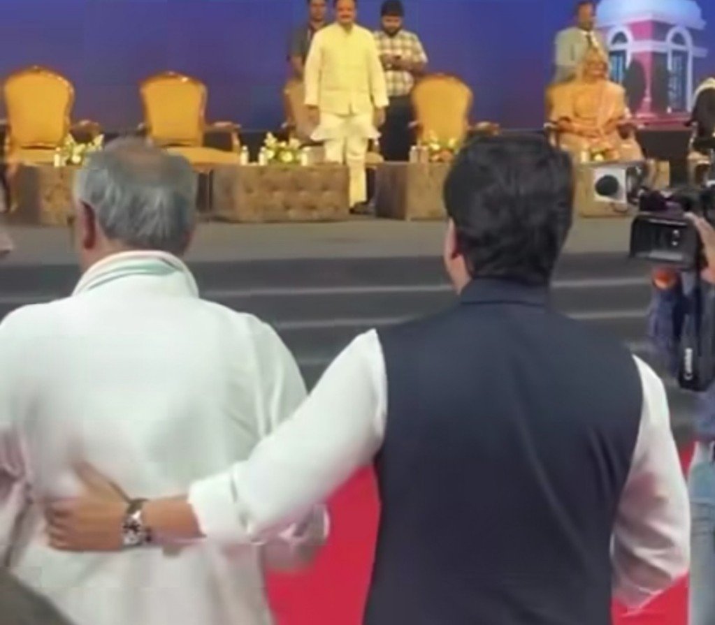 दर्शकों के बीच बैठे दिखे दिग्विजय… सिंधिया ने मंच से उतरकर थामा हाथ, बैठाया साथ – तालियों से गूंजा माहौल दर्शकों के बीच बैठे दिखे दिग्विजय… सिंधिया ने मंच से उतरकर थामा हाथ, बैठाया साथ – तालियों से गूंजा माहौल