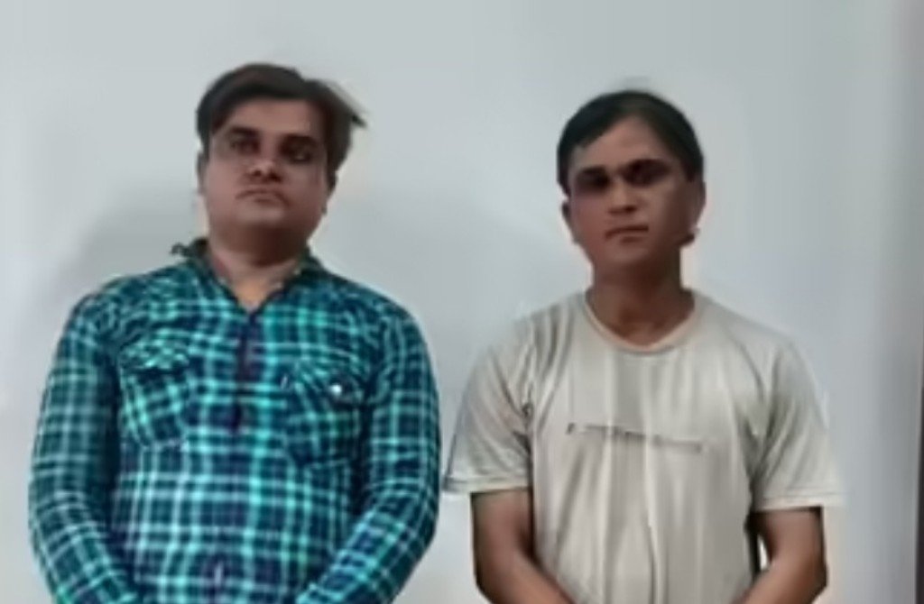 रोज़गार न मिला तो चुना ये रास्ता! दो भाई बने नकली किन्नर, ट्रेन में बजाने लगे ताली, सलवार सूट पहनकर बदलते थे रूप रोज़गार न मिला तो चुना ये रास्ता! दो भाई बने नकली किन्नर, ट्रेन में बजाने लगे ताली, सलवार सूट पहनकर बदलते थे रूप