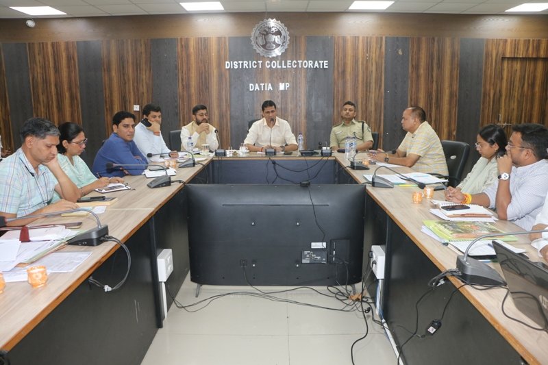 दतिया में बैंकों की लापरवाही से बिगड़ा ट्रैफिक, कलेक्टर वानखड़े ने दिए सख्त निर्देश