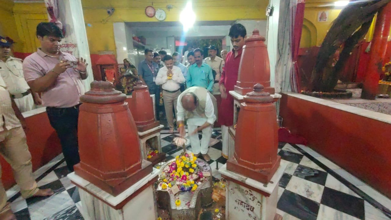 राज्यमंत्री दिलीप जायसवाल ने दतिया में पीताम्बरा पीठ पर किया पूजन, वनखंडेश्वर महादेव का जलाभिषेक राज्यमंत्री दिलीप जायसवाल ने दतिया में पीताम्बरा पीठ पर किया पूजन, वनखंडेश्वर महादेव का जलाभिषेक