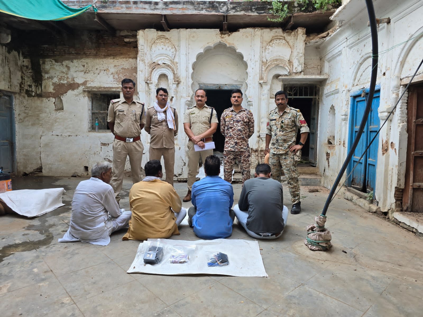 दतिया कोतवाली पुलिस की दबिश: जुआ खेलते 4 आरोपी गिरफ्तार, 11,100 रुपये नकद व 5 मोबाइल जब्त