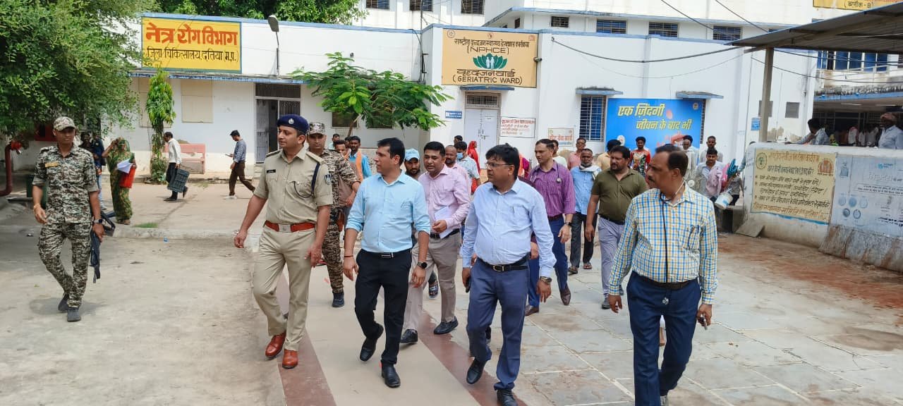 दतिया कलेक्टर-एसपी का जिला अस्पताल पर औचक निरीक्षण, लापरवाही पर अधिकारियों की सैलरी कटी