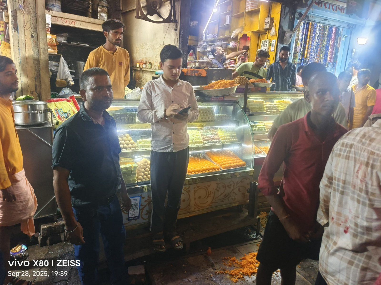 दतिया में दबंगों का आतंक: मिठाई की दुकान में घुसकर दुकानदार व कर्मचारियों पर जानलेवा हमला दतिया में दबंगों का आतंक: मिठाई की दुकान में घुसकर दुकानदार व कर्मचारियों पर जानलेवा हमला