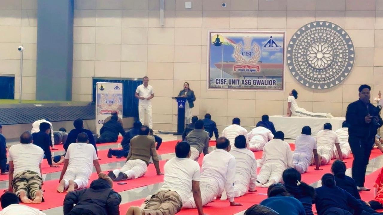 ग्वालियर एयरपोर्ट पर योग सत्र का आयोजन, योग प्रशिक्षक प्रस्तावना गुप्ता ने कराया योगाभ्यास ग्वालियर एयरपोर्ट पर योग सत्र का आयोजन, योग प्रशिक्षक प्रस्तावना गुप्ता ने कराया योगाभ्यास