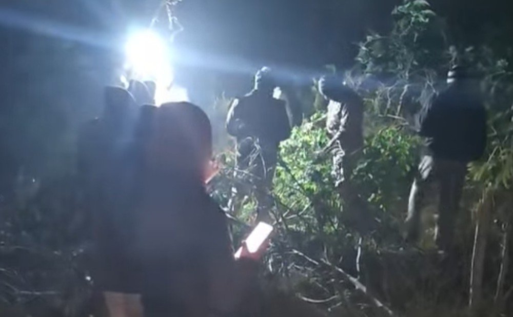 Gwalior में झाड़ियों के बीच बिना कपड़ों की महिला की मिली लाश, शरीर पर चोट के निशान, हत्या और रेप की आशंका Gwalior में झाड़ियों के बीच बिना कपड़ों की महिला की मिली लाश, शरीर पर चोट के निशान, हत्या और रेप की आशंका