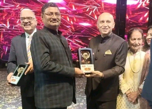 भोपाल में सम्मानित हुए ग्वालियर-चंबल के वरिष्ठ पत्रकार विनोद शर्मा, मिला बेस्ट रिपोर्टिंग अवार्ड भोपाल में सम्मानित हुए ग्वालियर-चंबल के वरिष्ठ पत्रकार विनोद शर्मा, मिला बेस्ट रिपोर्टिंग अवार्ड